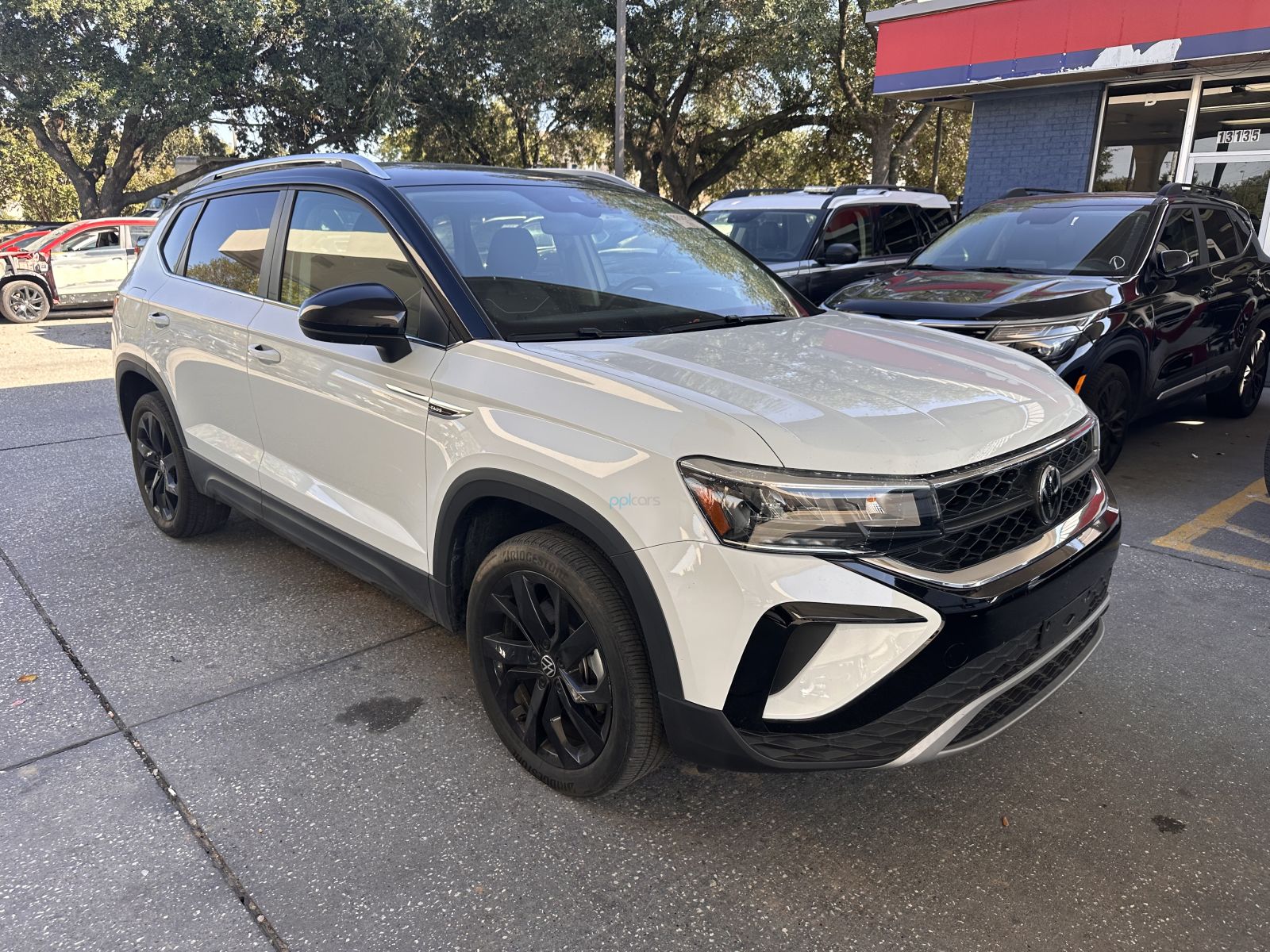 2024 Volkswagen Taos SE's photo